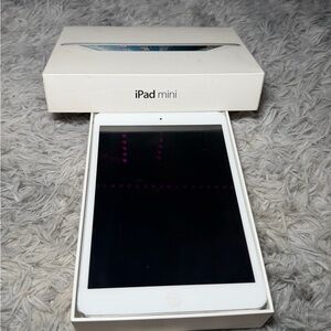 Apple iPad Mini 1st gen - Silver and White